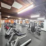 Crestwood Hotel